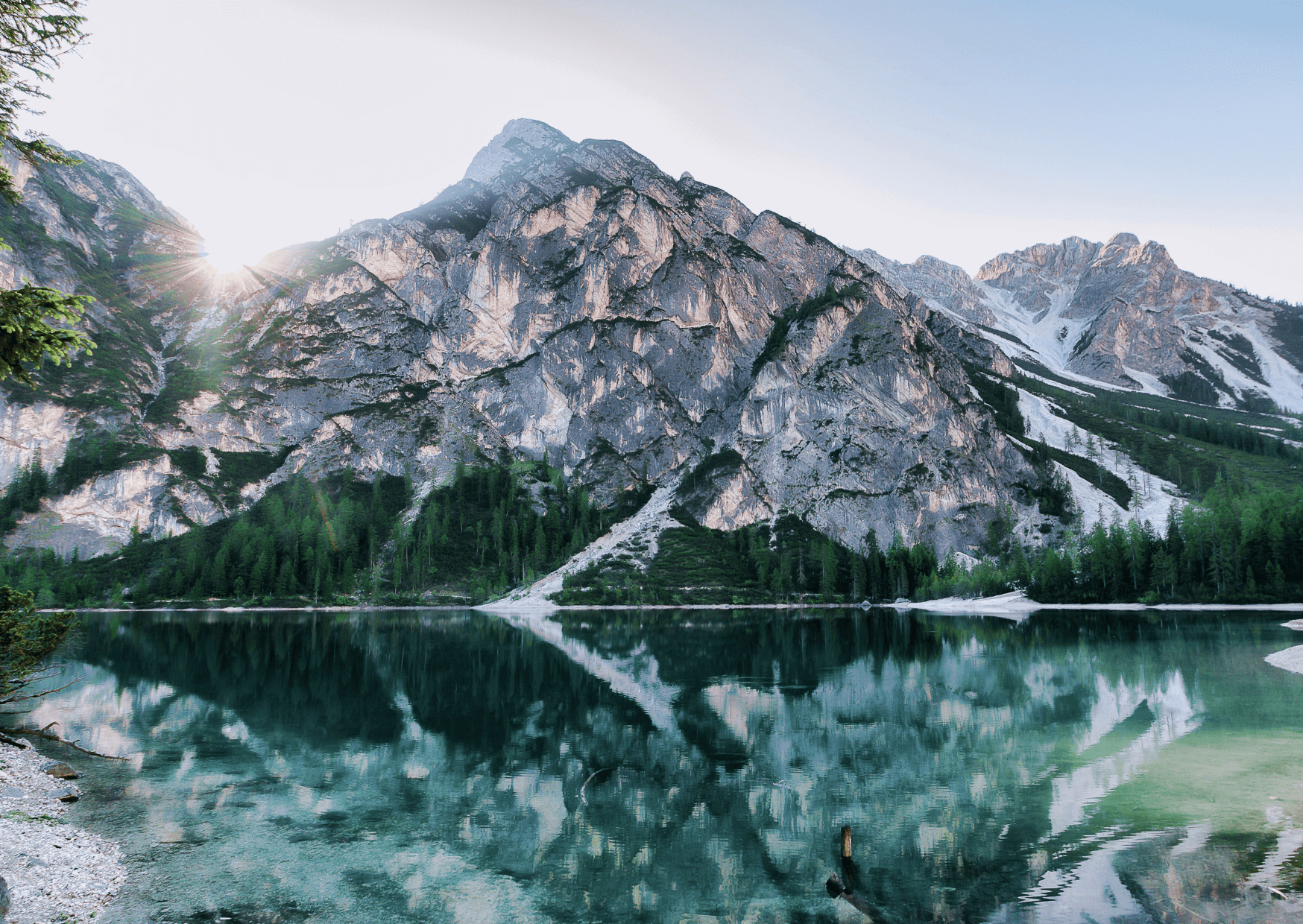 Teamtraining in der Natur mit Oliver Eyth - auf dem Foto spiegelt sich ein Berg in einem See