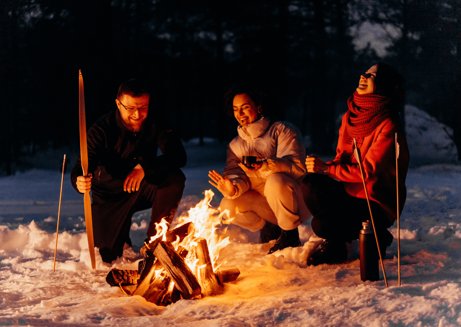 Teamtraining in der Natur mit Oliver Eyth - auf dem Foto sitzen zwei Männer und eine Frau am Feuer